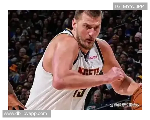 华子故作淡定扒拉约基奇裁判未吹哨引发热议