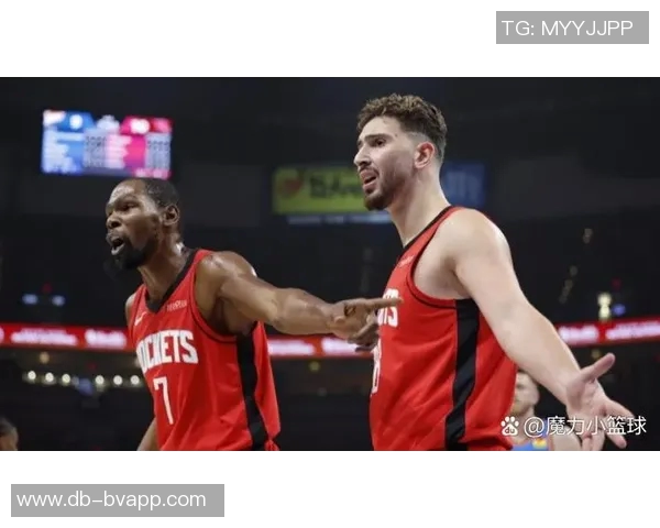 巴特勒半场状态火热8投6中贡献13分还送出4篮板4助攻表现全面